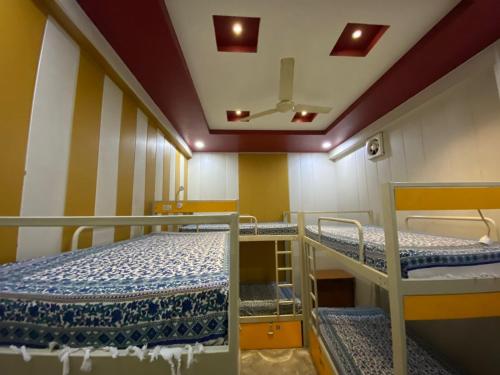 Łóżko lub łóżka piętrowe w pokoju w obiekcie Friends Guest House & Hostel- near TAJ MAHAL