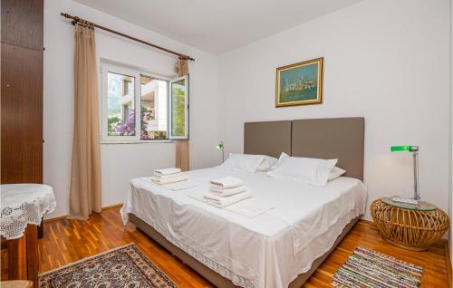 Кровать или кровати в номере Cozy Apartment In Makarska With House Sea View