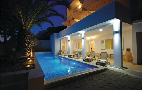 Lovely Apartment In Makarska