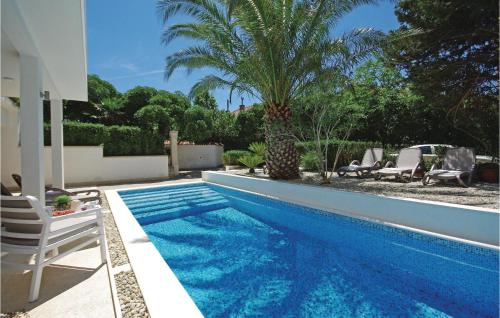 Lovely Apartment In Makarska