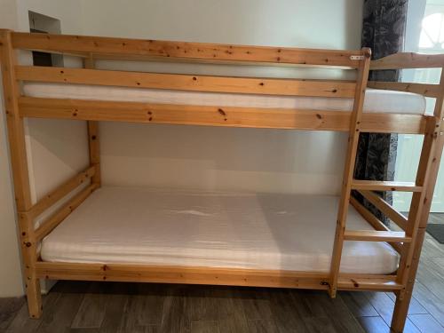 Ce lit superposé se trouve dans un dortoir. dans l'établissement Le studio, à Montclar