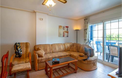 ein Wohnzimmer mit Sofa und Tisch in der Unterkunft Cozy Apartment In La Mata, Torrevieja in La Mata