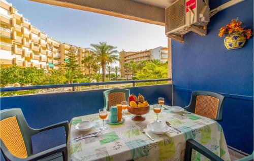 ein Tisch mit einer Obstschale auf einem Balkon in der Unterkunft Cozy Apartment In La Mata, Torrevieja in La Mata