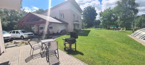 a house with a grill in the yard of a yard at Apartmán u Toma in Frýdlant nad Ostravicí