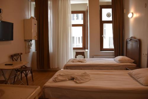Postel nebo postele na pokoji v ubytování Taksim Palace Hotel