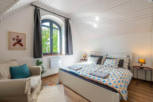 1 dormitorio con 1 cama y 1 sofá en Villa Uno Balaton en Balatonakarattya