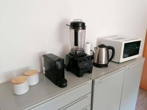 Kahvin ja teen valmistusvälineet majoituspaikassa Helle Ferienwohnung Saunahaus