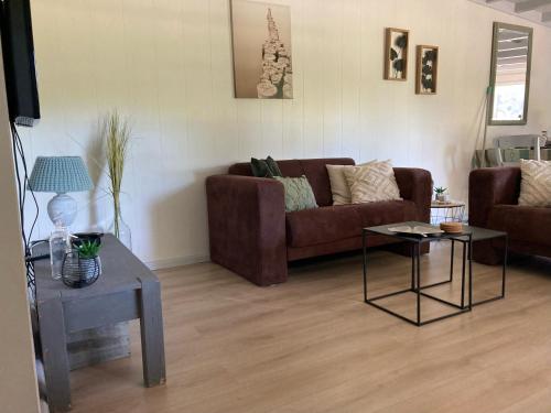 sala de estar con sofá y mesa en De Weide Blick en Biggekerke