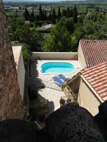 une image d'une piscine dans une arrière-cour dans l'établissement Les Valérianes, à Sablet