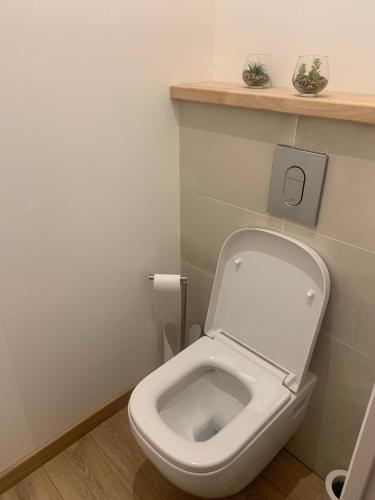 La salle de bains est pourvue de toilettes avec un couvercle. dans l'établissement Chambre avec entrée indépendante, à Lamastre