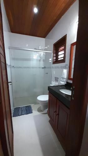 une salle de bain avec une douche, des toilettes et un lavabo dans l'établissement Brise Maison, à Jericoacoara