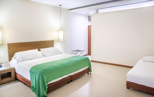 Кровать или кровати в номере Hotel Santorini Resort