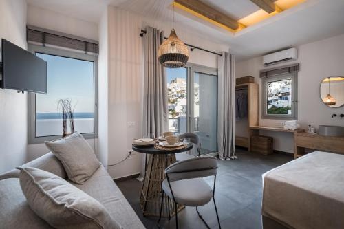 uma sala de estar com um sofá e uma mesa em Vivere Luxury Suites em Pera Gyalos