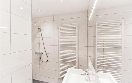 een witte badkamer met een douche en een wastafel bij Awesome Home In Meppen With Kitchen in Meppen