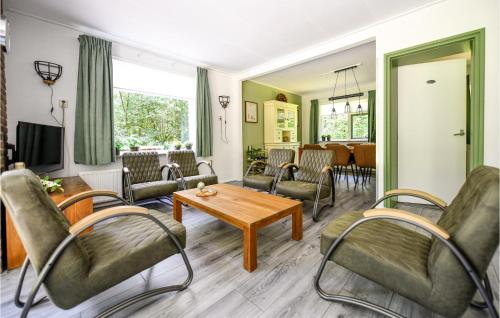 Ruang duduk di Awesome Home In Meppen With Kitchen