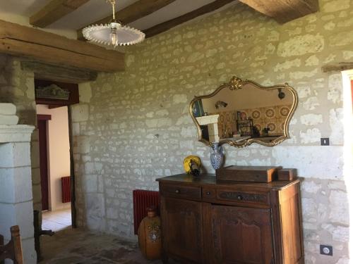 un miroir au-dessus d'une commode dans une pièce dans l'établissement VALINIERE VILLAGE maison détente TENNIS ET PISCINE, à Champigny-sur-Veude