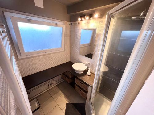 uma pequena casa de banho com um lavatório e um chuveiro em Ambiance, convivialité et emplacement em Orléans