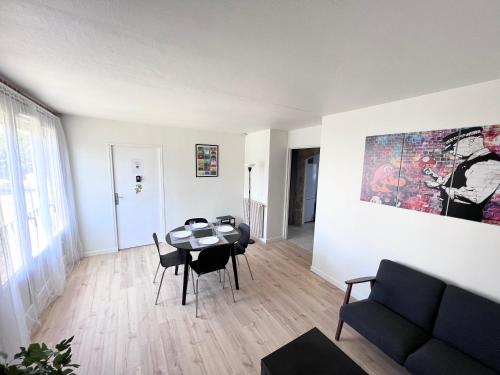 un salon avec une table et un canapé dans l'établissement Ambiance, convivialité et emplacement, à Orléans