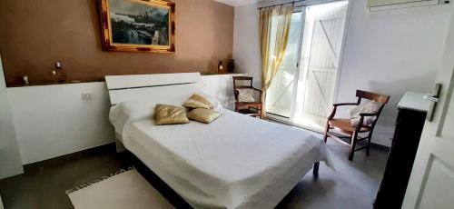 - une chambre avec un lit et 2 oreillers dans l'établissement Perle, à Nice