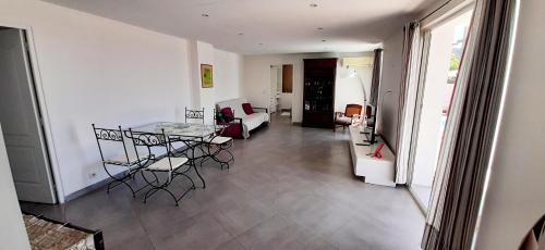 un salon avec une table et des chaises dans l'établissement Perle, à Nice