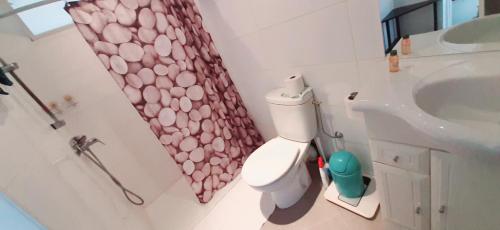 une salle de bain avec toilettes, lavabo et douche dans l'établissement Perle, à Nice