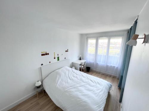 um quarto branco com uma cama e uma janela em Ambiance, convivialité et emplacement em Orléans