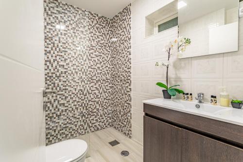 Encarnação Home 2 tesisinde bir banyo