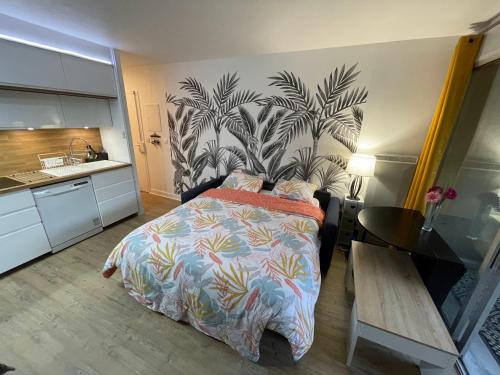 une chambre avec un lit et une table dedans dans l'établissement Le Soléa - Cassis centre Résidence Le Club avec piscine et garage pour 2-4 personnes, à Cassis