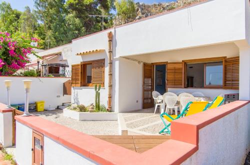 een villa met uitzicht op de patio bij Melograno in San Vito lo Capo