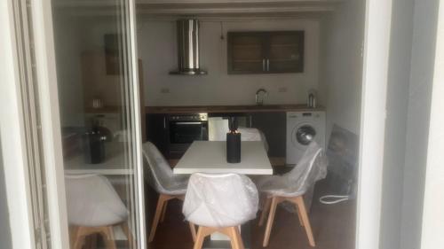 a kitchen with a table and chairs and a washing machine at OASE im grünen Hinterhof, EG, Ruhe, Terrasse, Carport, free PayTV, Kaffee&Tee, Fahrräder in Duisburg