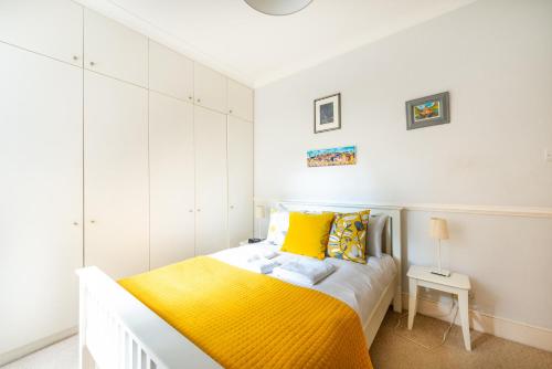 A bed or beds in a room at Pass the Keys West London Cheerful Garden Apartment