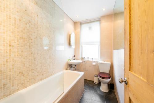 A bathroom at Pass the Keys West London Cheerful Garden Apartment