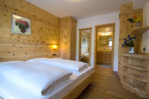 Letto o letti in una camera di Family and Wellness Residence Ciasa Antersies