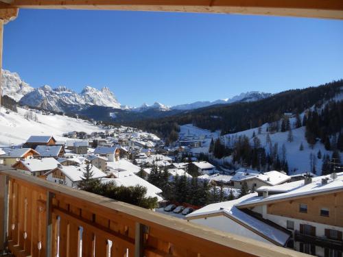 Vista generica sulle montagne o vista sulle montagne dall'interno dell'aparthotel