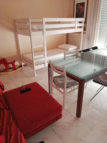 een woonkamer met een tafel en een stapelbed bij CASA SIMONE in Porto San Giorgio