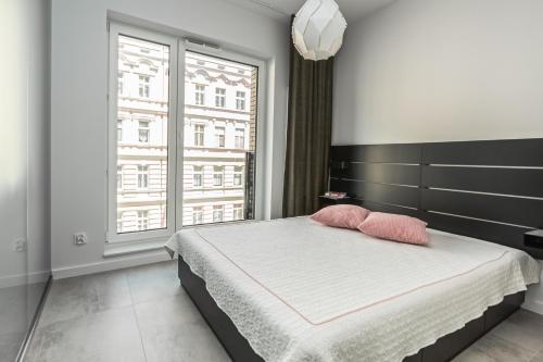 Posteľ alebo postele v izbe v ubytovaní Urban Apartment Deluxe Kamienica Nova 3