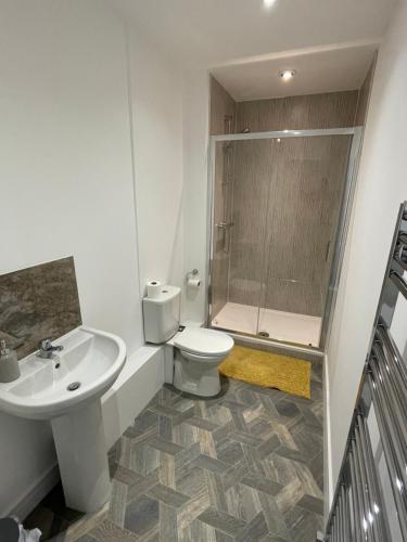 uma casa de banho com um WC, um lavatório e um chuveiro em The seahorse em Blythe
