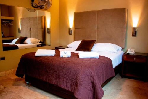 Habitación de hotel con 2 camas y toallas. en Hostal Lince, en Lima