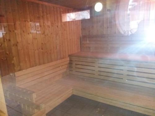 un sauna en bois avec un banc à l'intérieur dans l'établissement Chaleureux appartement au cœur des Orres 1800, ménage compris, aux Orres