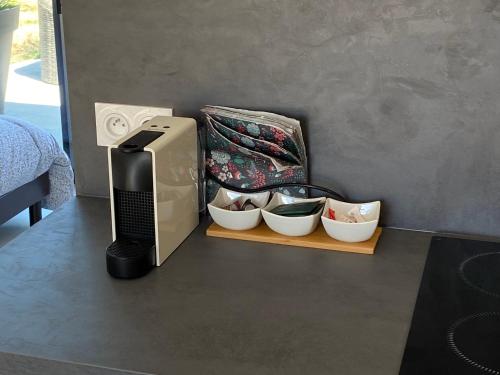 a computer monitor and bowls on a shelf next to a bag at La Pousada in Peuplingues