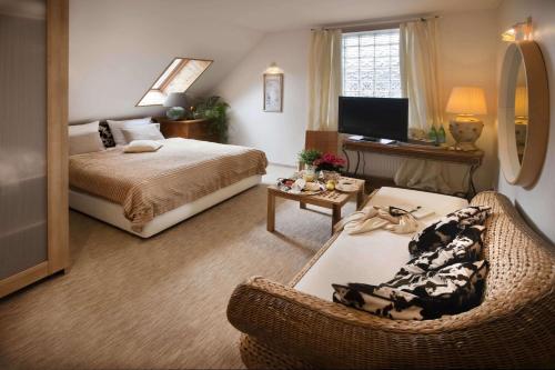 索波特的住宿－Fisher House，一间卧室配有一张床、一张沙发和一台电视