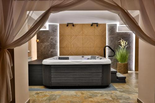 a bathroom with a bath tub in a room at Hotel Wiosna in Rabka