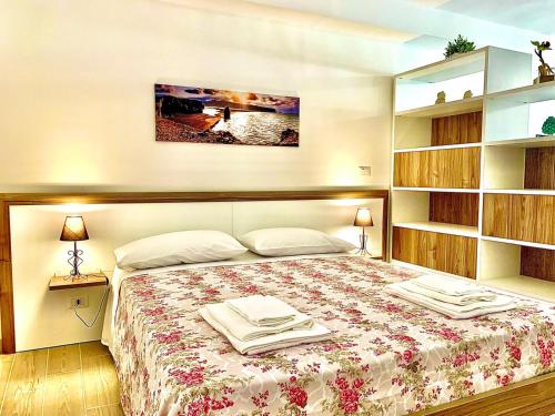a bedroom with a bed with towels on it at Savoca Loft S. Antonio in Savoca 
