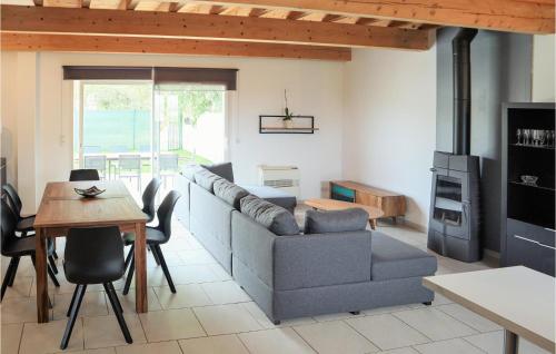 una sala de estar con un sofá y una mesa en Stunning Home In Nîmes, en Nimes