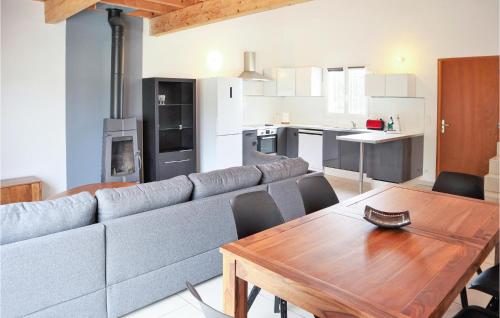un salon avec un canapé et une table en bois dans l'établissement Stunning Home In Nîmes, à Nîmes