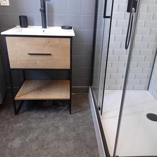 une salle de bain avec un lavabo et une douche dans l'établissement Agréable maison de village à coté de la DOLCE VIA, à Saint-Sauveur-de-Montagut
