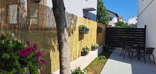 Κήπος έξω από το Apartman Stella Maris