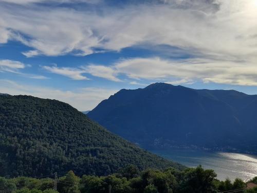 vistas a una montaña con un lago y árboles en Cascina Teresina, en Veleso