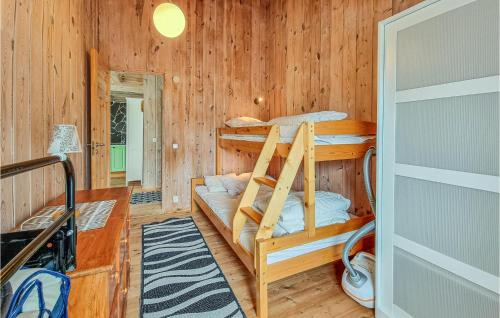 מיטה או מיטות קומותיים בחדר ב-Amazing Apartment In Frgelanda With Kitchen