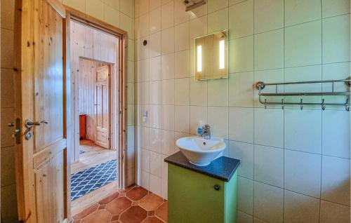 Bathroom sa Amazing Apartment In Frgelanda With Kitchen